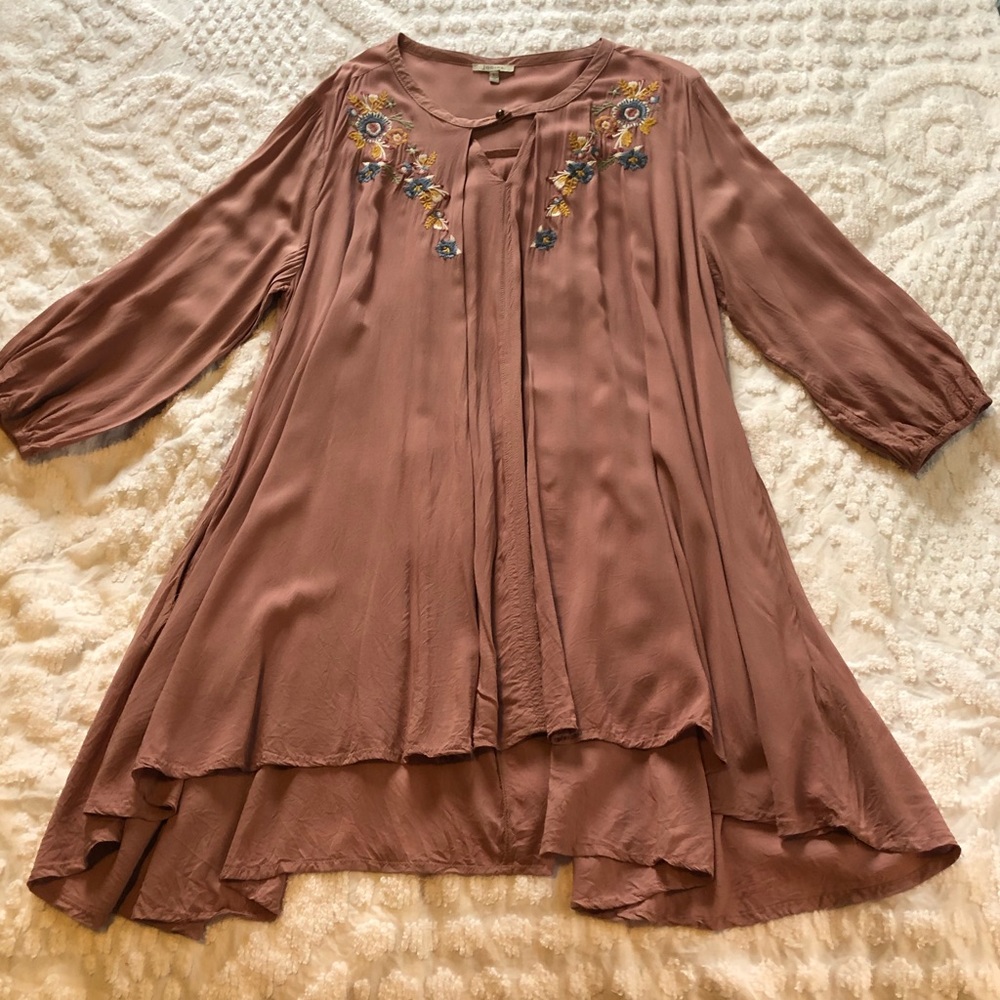 Jodifl Boho mauve tunic, large, with embroidered flowers, button neckline hi low
